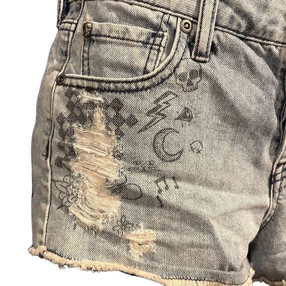 Hot Topic Blackheart High Rise Drawing Sketch Shorts Junior’s 1 - Picture 3 of 6